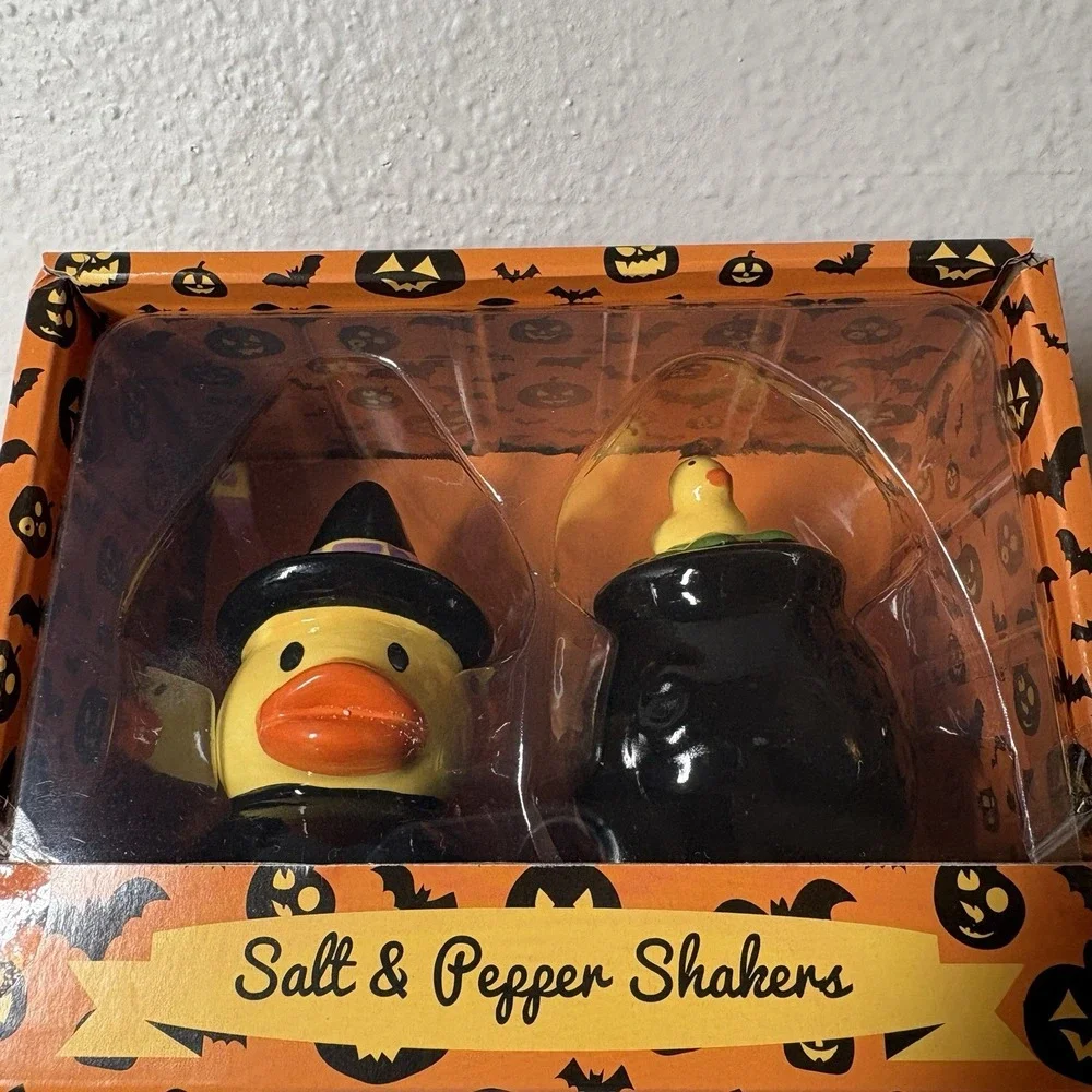 Little Village Transpac Halloween Cauldron Salt Pepper Shaker Set NIB Ceramic
